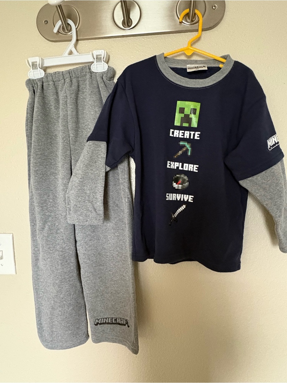 Boys Minecraft sweat shirt and pants set size 7
